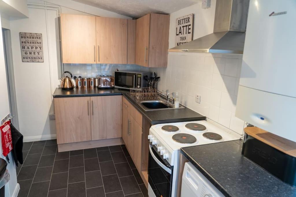 2 Bed Sleeps 4 Central Haverfordwest Town House المظهر الخارجي الصورة
