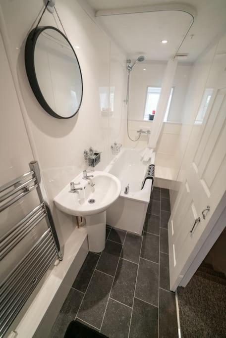 فيلا 2 Bed Sleeps 4 Central Haverfordwest Town House المظهر الخارجي الصورة